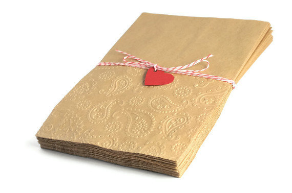 100 kraft paper bags . embossed . paisley . 5 by 7.25 inches . straight edge . wedding . party favors . gifts wrap . table dressing . heart